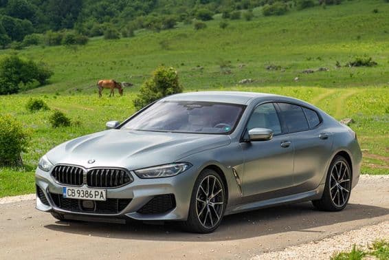 BMW 840 Fahrzeug.