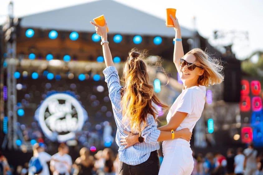 Junge Frauen genießen das Festival.