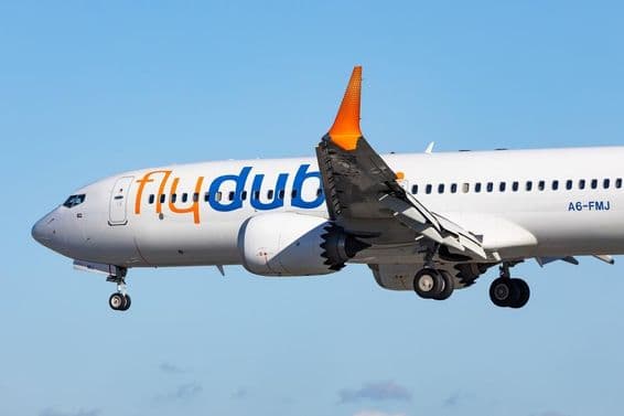 Flydubai Boeing 737 MAX 8 Flugzeug im Flug, zur Landung bereit.