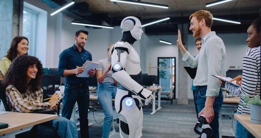 Humanoider Roboter, der einfache Aufgaben ausführt.