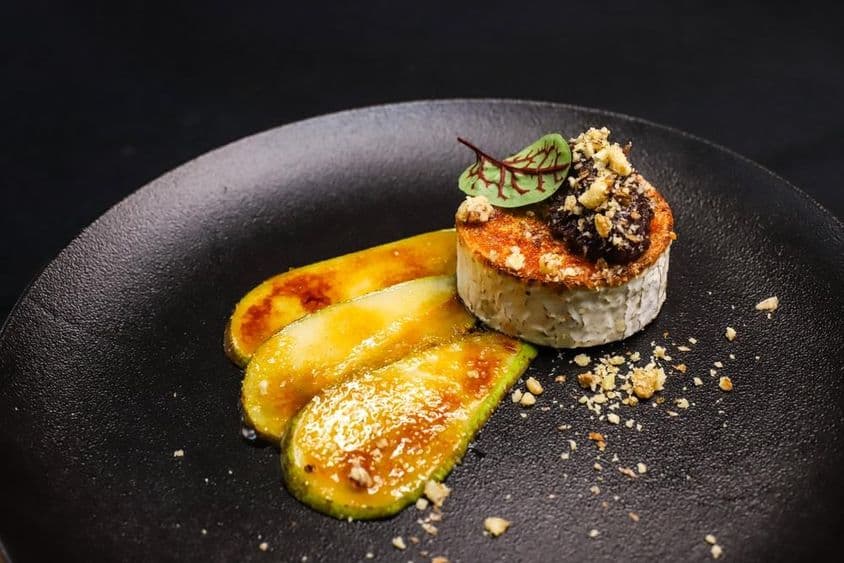 Gegrillter Ziegenkäse mit karamellisierter Birne, fein angerichtet