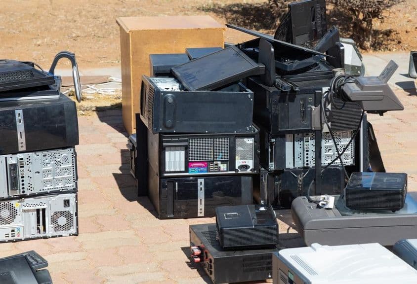 Elektronikmüll wartet auf Recycling.