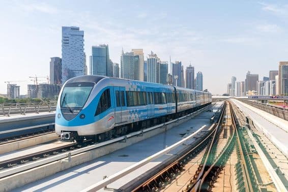 Dubai Metro mit Wolkenkratzern im Hintergrund.