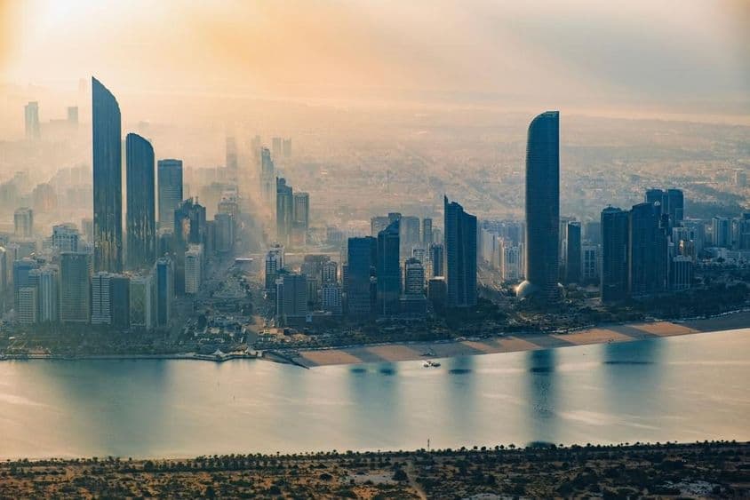 Luftaufnahme der Skyline von Abu Dhabi.