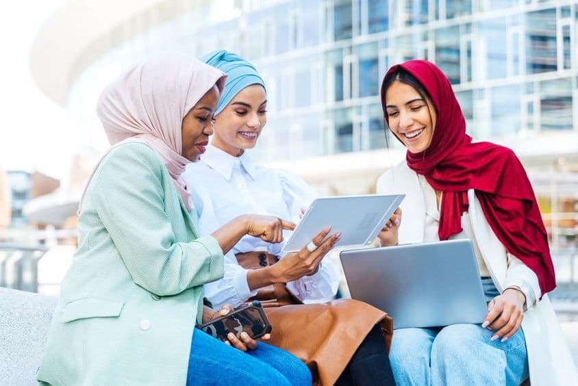 Dubai-Studenten, die im Schulhof lernen.