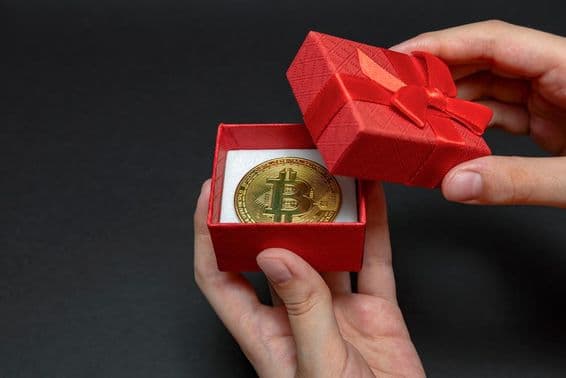 Bitcoin-Münze in einer Geschenkbox.