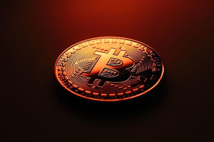 Goldene Bitcoin-Münze.