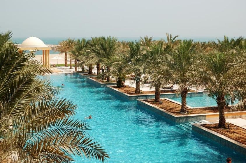 Ras Al Khaimah Schwimmbad am Meer.