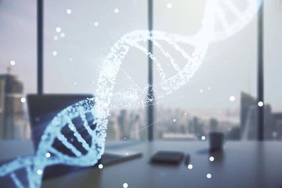 DNA-Kette als Hologramm projiziert mit einem Büro im Hintergrund.