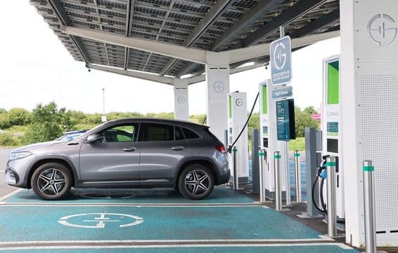 Elektroauto beim Laden.