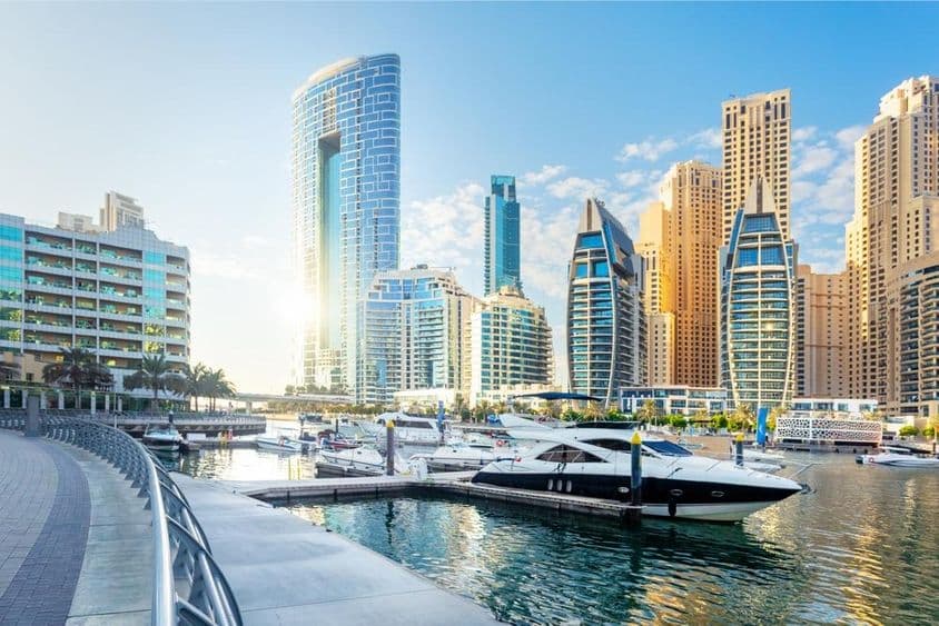 Blick auf Dubai Marina mit modernen Gebäuden und Yachten.