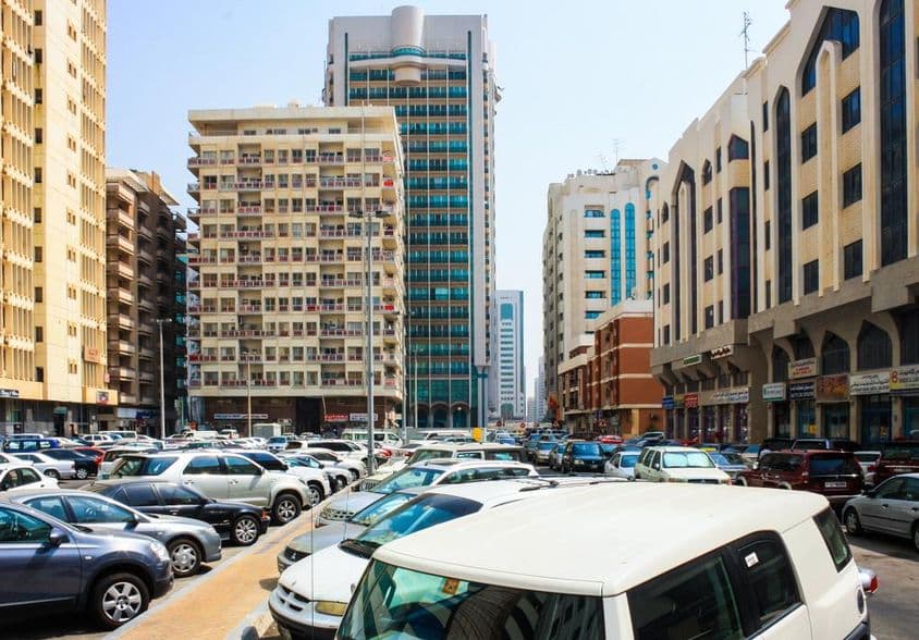 Ansicht der Skyline von Abu Dhabi und Parken in Abu Dhabi.