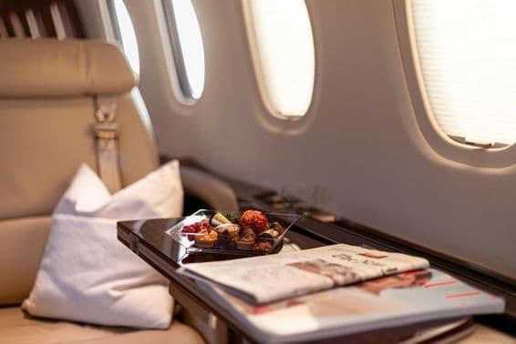 Privatjet-Innenraum, luxuriöses Reisen.