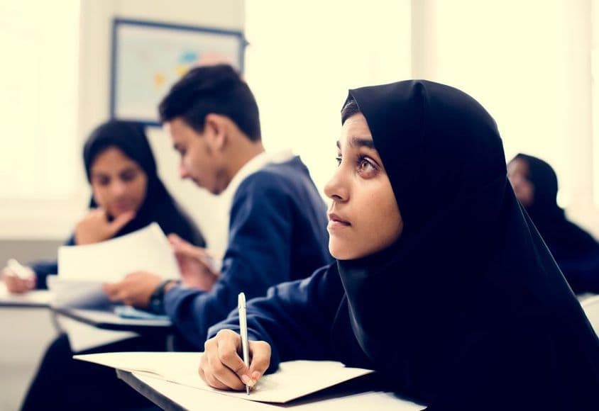 Muslimische Kinder lernen in einem Klassenzimmer.