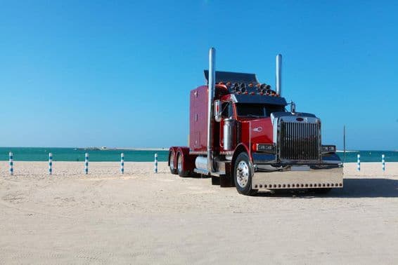 Lkw am Strand von Dubai geparkt.