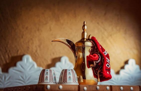 Traditioneller arabischer Kaffee in einem arabischen Kaffeekännchen