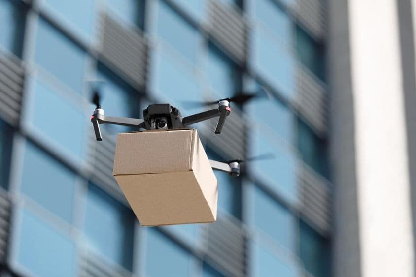 Drohne transportiert ein Paket.
