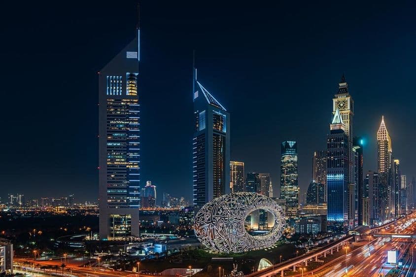 Dubai bei Nacht, mit dem Museum der Zukunft.