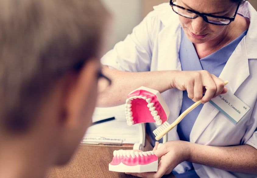 Dubai-Zahnarzt zeigt das Zähneputzen.