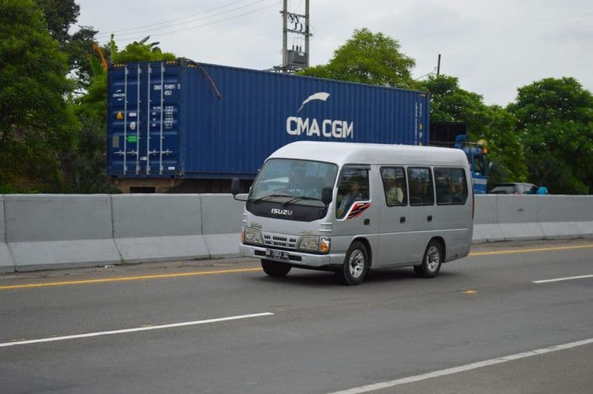 Isuzu-Minibus.