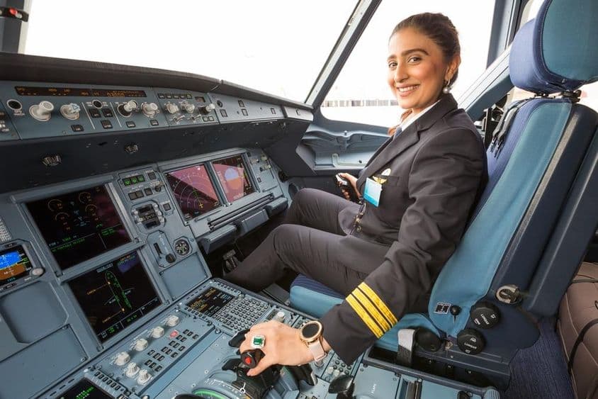 Pilotin im Cockpit.