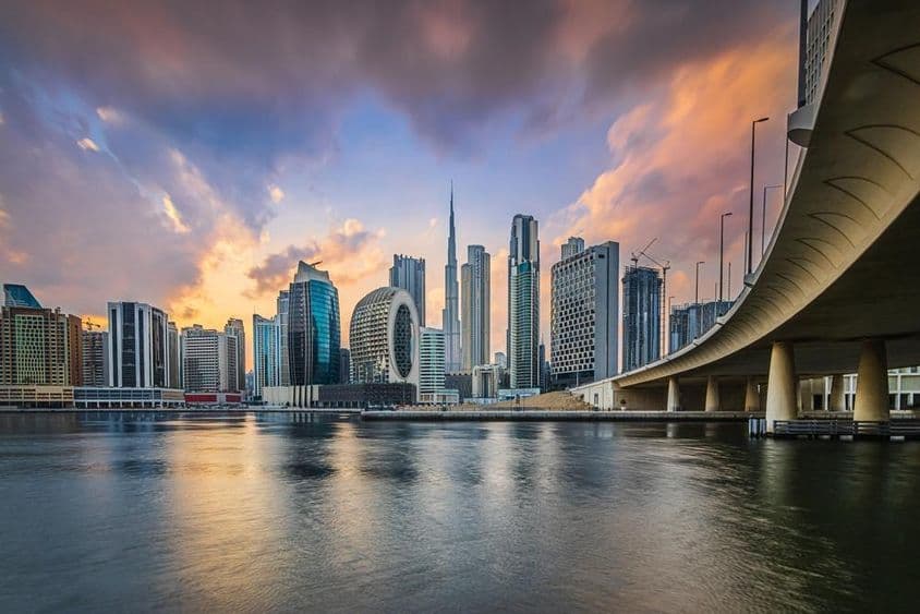Dubai-Skyline mit Wolkenkratzern.