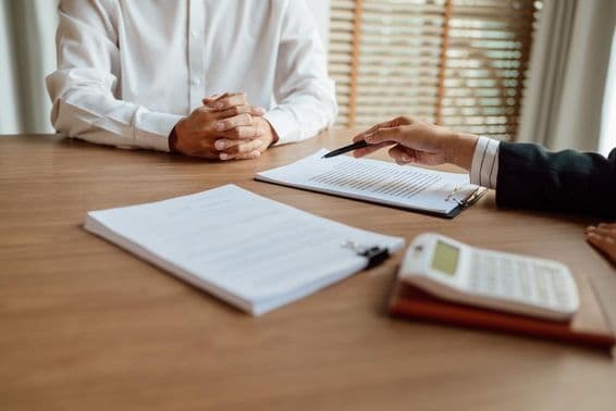 Versicherungsagent unterschreibt einen Vertrag.