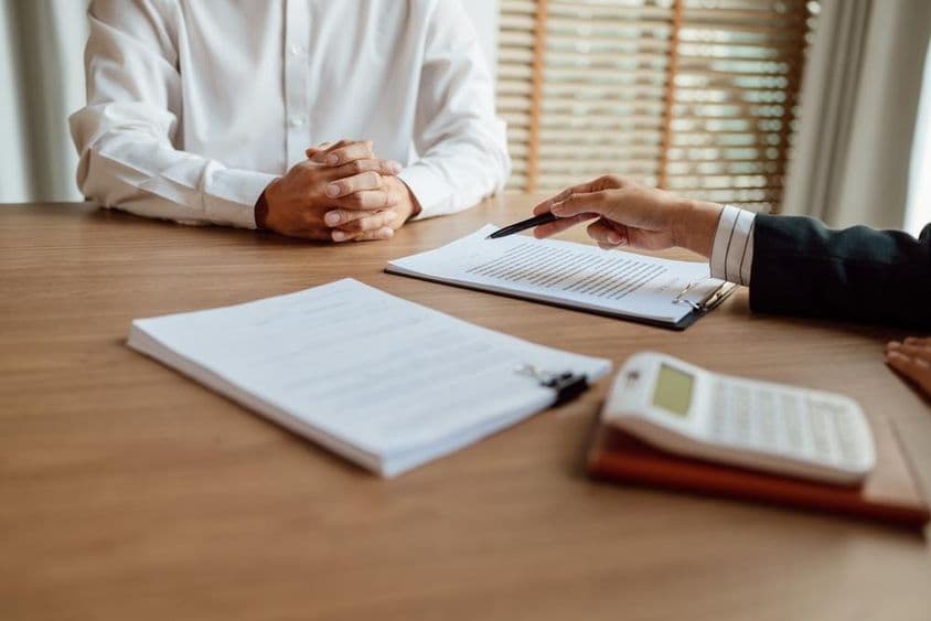 Versicherungsagent unterschreibt einen Vertrag.