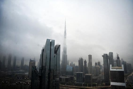 Dubai-Skyline mit von Wolken umhüllten Gebäuden.