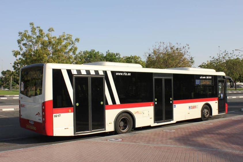 Dubai-Bus an der Haltestelle.