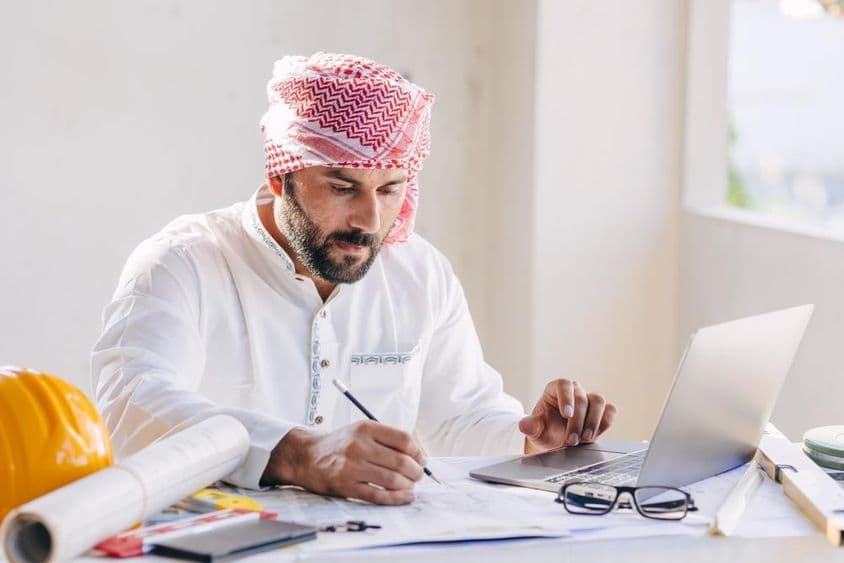 Arabischer Architekt arbeitet an einem Bauplan.