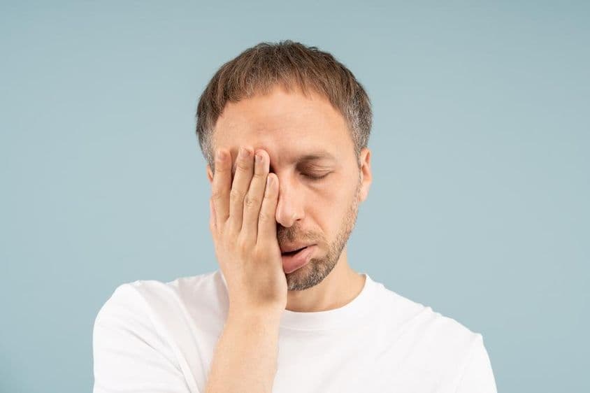 Der müde Mann fühlt sich ausgebrannt, braucht psychologische Hilfe.