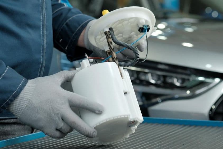 Vorbereitung zur Installation einer neuen Kraftstoffpumpe und zum Ersatz eines fehlerhaften Produkts.