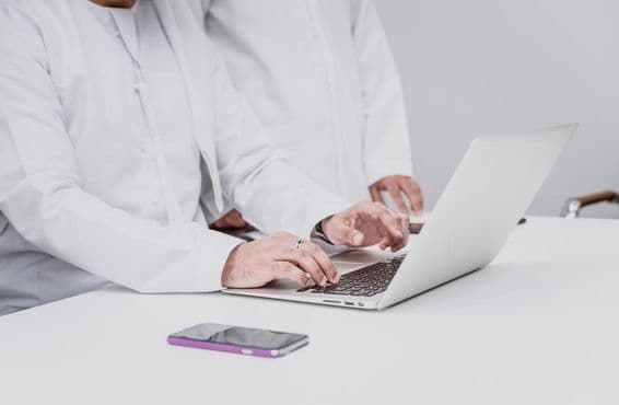 Arabische Geschäftsleute in traditioneller Kleidung.