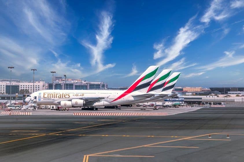 Dubai-Flughafen mit geparkten Emirates-Flugzeugen.