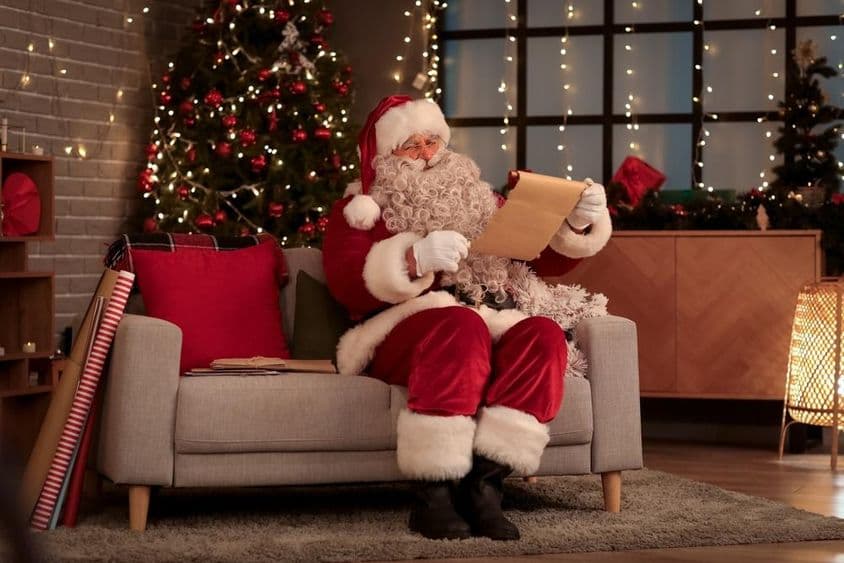 Santa sitzt auf einem Sofa.