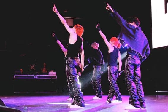 K-Pop-Band tanzt auf der Bühne.