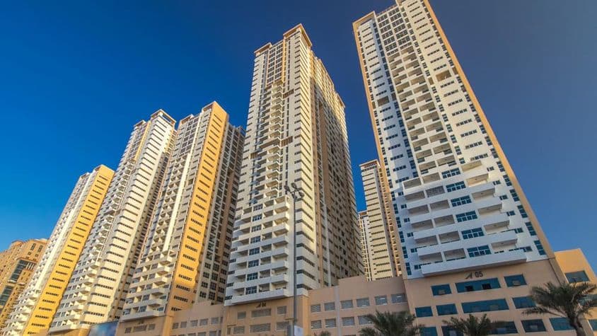 Moderne neue Türme in Ajman.