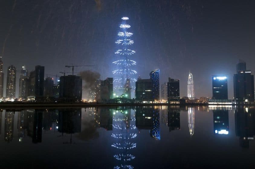 Neujahrsfeier und Feuerwerk am Burj Khalifa in Dubai.
