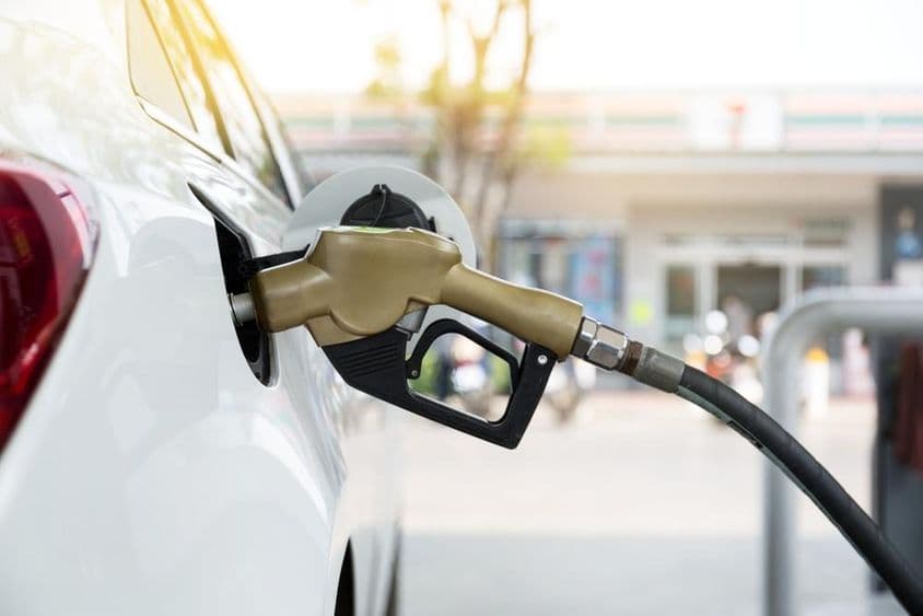 Zapfpistole in einem Auto.