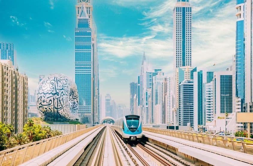 Dubai Metro mit dem Museum der Zukunft und Wolkenkratzern im Hintergrund.