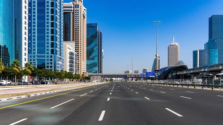 Dubai Sheik Zayed Road Richtung Abu Dhabi.