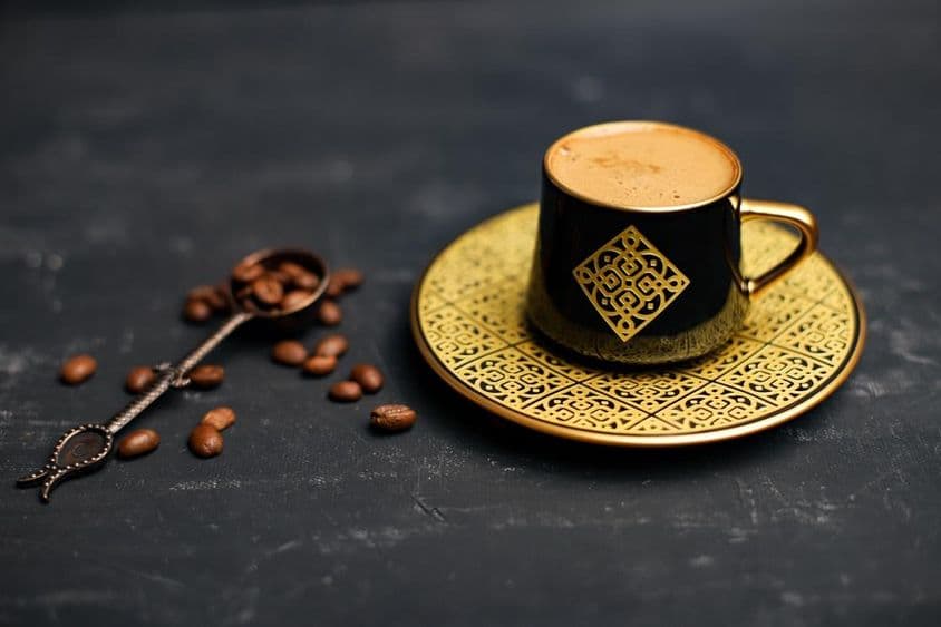 Vergoldete Kaffeetasse und Untertasse.