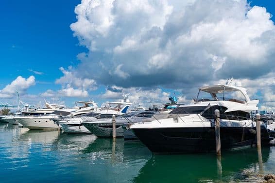 Yacht in einem Marinehafen.