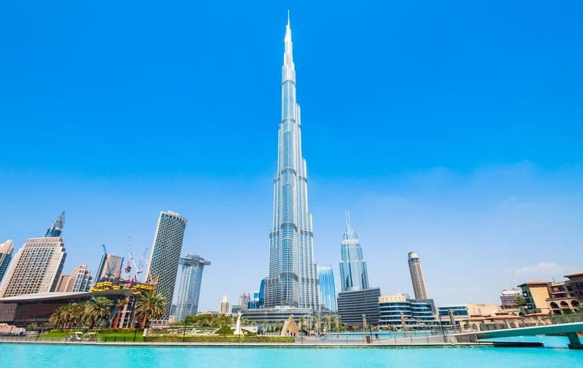Burj Khalifa während der bezaubernden Blauen Stunde.
