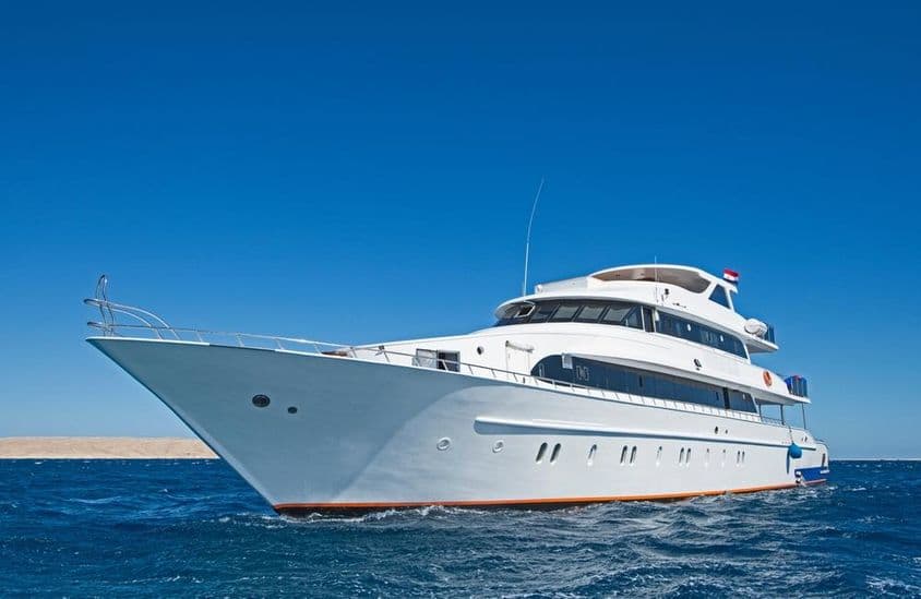 Eine große luxuriöse private Motoryacht, die auf dem tropischen Meer kreuzt.