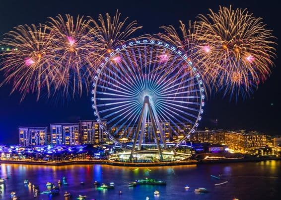 Spektakuläres Feuerwerk zur Einweihung der Ain Dubai.