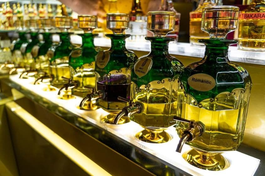 Nahaufnahme von Flaschen mit ätherischen Ölen, die im Souk Madinat Jumeirah Markt für die Parfümherstellung verwendet werden.