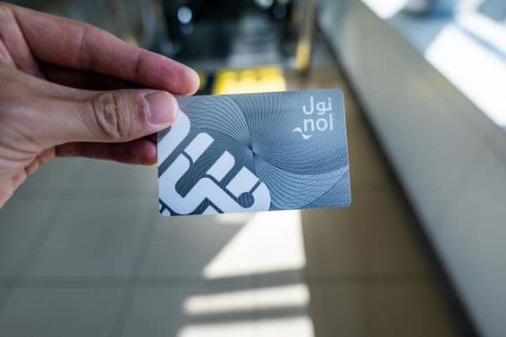 Dubai Nol-Karte in der Hand eines Mannes.