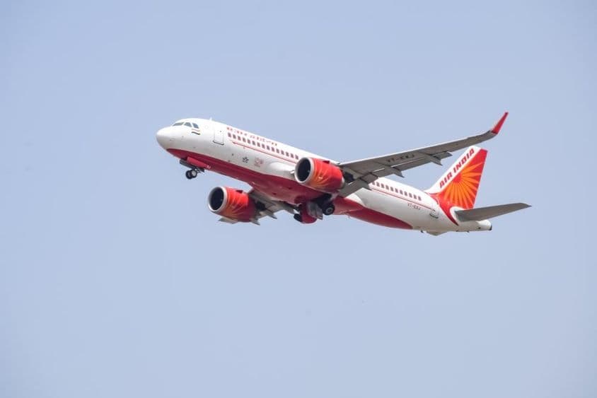 Air India Airbus A320 beim Start vom Indira Gandhi International Airport in Delhi.